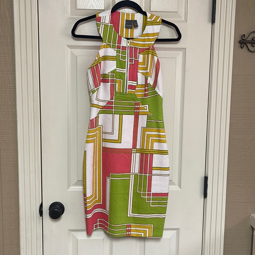 Muse size 2 dress zips on the side. See the pictures. Back is so cute.